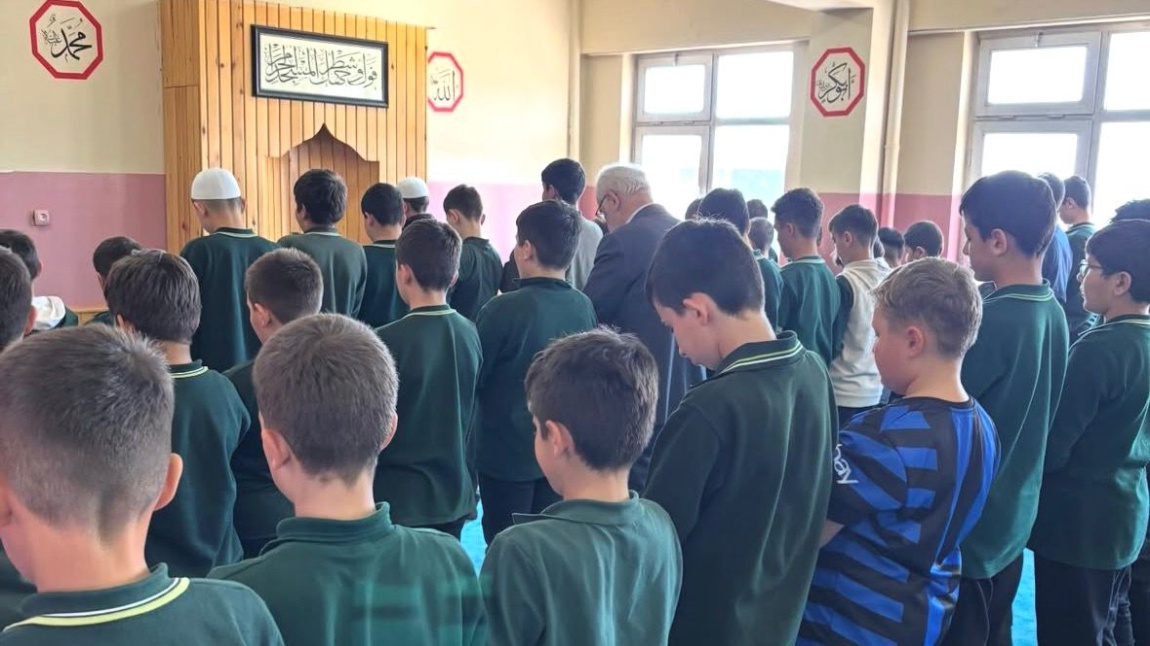 Vakti Kuşanmak Projesi kapsamında öğrencilerimiz, mescidimizde öğle namazını cemaatle eda ettiler.